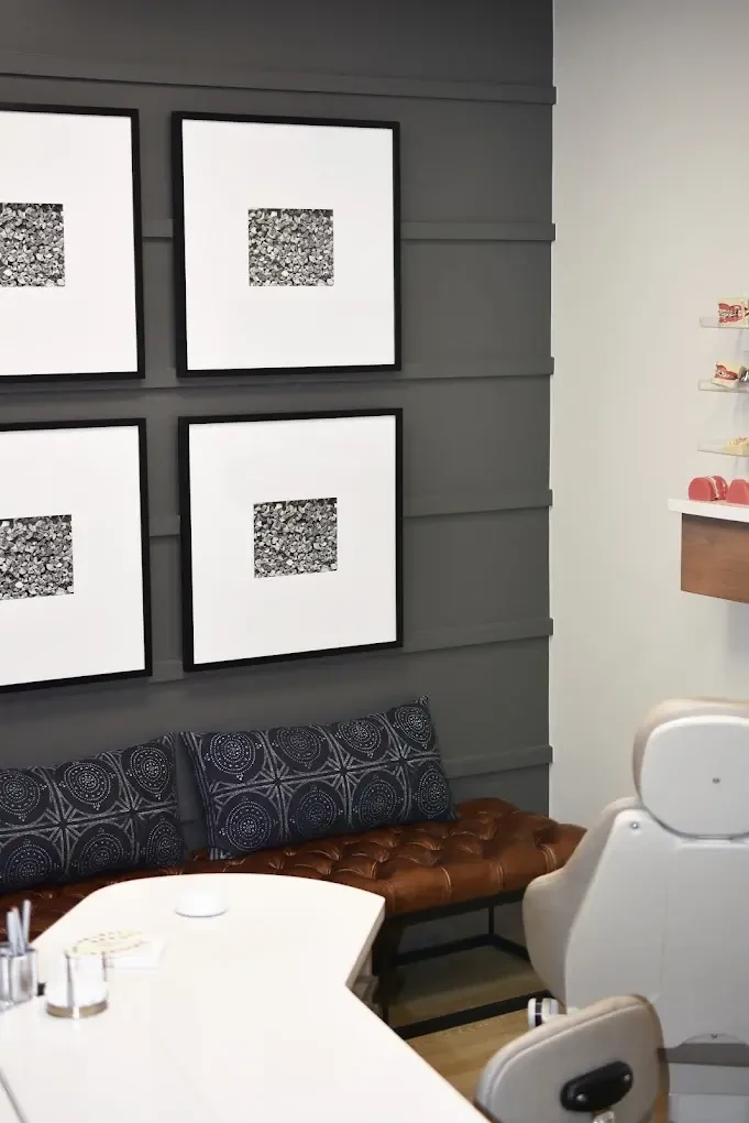 McKay Orthodontics treatment bay with bench seating and an orthodontic chair